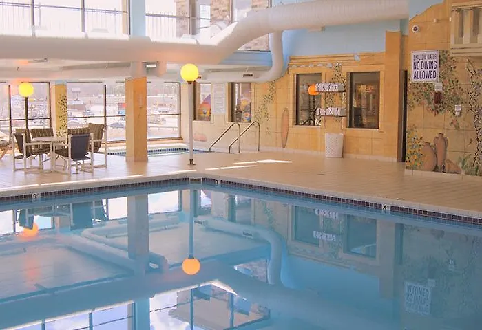 Family Hotel: Americinn & Suites By Wyndham Baraboo Event Center