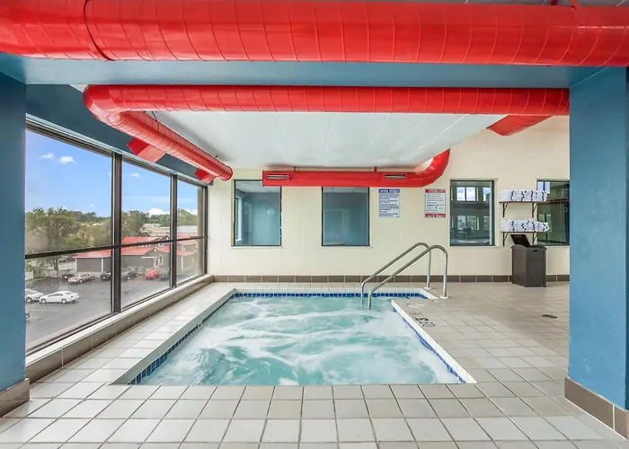 Family Hotel: Americinn & Suites By Wyndham Baraboo Event Center